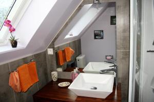 a bathroom with two sinks and orange towels at Breizh A-Gevret in Lannion