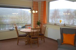 Posezení v ubytování Hotel-Ferienwohnungen Cafe Maarblick