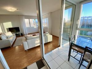 sala de estar con sofá y mesa en Your bright and spacious apartment by the lake en Lausana