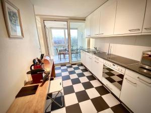 Your bright and spacious apartment by the lake tesisinde mutfak veya mini mutfak