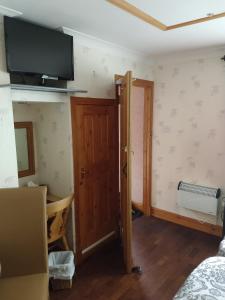 Imagen de la galería de Hollingworth Lake Guest House Room Only Accommodation, en Littleborough