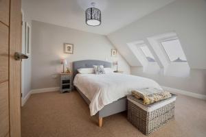 um quarto com uma cama grande e uma janela em Host & Stay - Sunflower Cottage em Seahouses