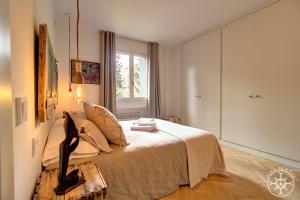 a bedroom with a bed and a window at ERA PIUSA de Alma de Nieve in Vielha