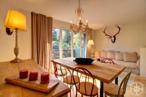 uma sala de jantar e sala de estar com mesa e cadeiras em ERA PIUSA de Alma de Nieve em Vielha