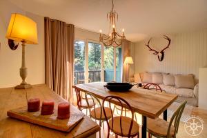 a dining room and living room with a table and chairs at ERA PIUSA de Alma de Nieve in Vielha