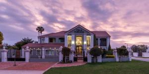ポートエリザベスにあるVilla Tuscanaの時計付きの家