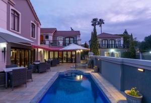Villa Tuscana内部或周边的泳池