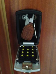 a small container with a purse inside of it at Estudio I Loft, La Pineda, Salou, playa, Port Aventura in La Pineda