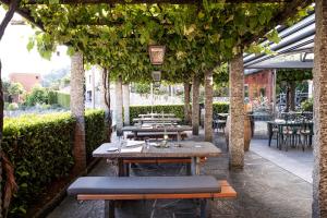 un patio al aire libre con mesas, sillas y plantas en Casa San Bernardo, en Contra