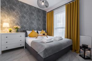 Posteľ alebo postele v izbe v ubytovaní 1555 Apartments I z miejscem parkingowym
