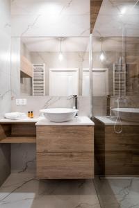 Kúpeľňa v ubytovaní 1555 Apartments I z miejscem parkingowym