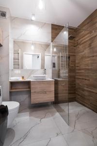 Kúpeľňa v ubytovaní 1555 Apartments I z miejscem parkingowym + 8 fotografií