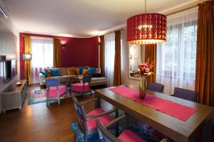 - une salle à manger et un salon avec une table et des chaises dans l'établissement Vila Terra, à Luhačovice