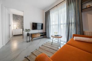 Televízia a/alebo spoločenská miestnosť v ubytovaní 1555 Apartments I z miejscem parkingowym