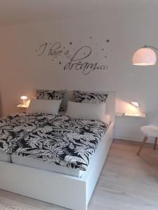 a bedroom with a bed with a sign on the wall at Moderne Ferienwohnung in Lippstadt Zentrum in Lippstadt