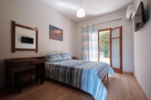 Un pat sau paturi într-o cameră la Olive Garden Studios & Apartments