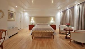 Letto o letti in una camera di Piraeus Theoxenia Hotel