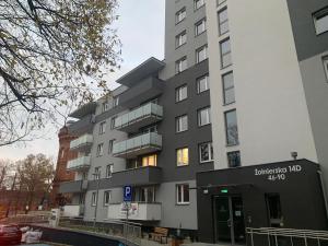un immeuble d'appartements avec l'entrée du bâtiment dans l'établissement Apartamenty Asapartment Stockholm, à Olsztyn