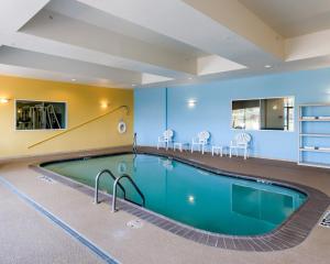 a large swimming pool in a hotel room at Comfort Suites in Palestine