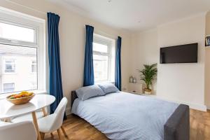 Un pat sau paturi într-o cameră la FREE PARKING - New Private Apartment, 7mins from City Centre - by StirkMartin