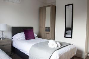 Un pat sau paturi într-o cameră la Friarscroft Lodge Holiday Home