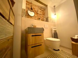 a bathroom with a white toilet and a sink at Loft im Herzen der Stadt in Fürstenwalde