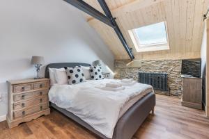 een slaapkamer met een bed en een houten vloer bij Kingston Estate in Staverton