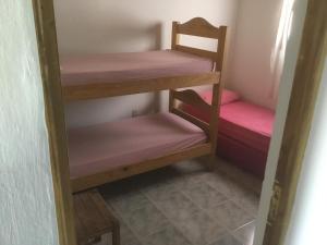 Μία ή περισσότερες κουκέτες σε δωμάτιο στο Tree House Hostel