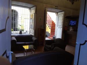 a living room with two couches and a window at La Casa de Margott in Arequipa
