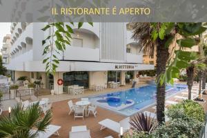Bazén v ubytování Hotel Vittoria - Nuova Gestione nebo v jeho okolí