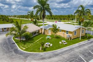 z góry widok na dom z palmami w obiekcie Everglades City Motel - Everglades Adventures Inn w mieście Everglades City