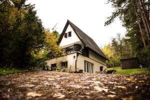 une maison blanche avec un toit noir sur une route dans l'établissement Fenyves út 1, à Esztergom