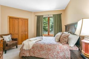 1 dormitorio con 1 cama, 1 silla y 1 ventana en Spruce Tree Lodge #208 en Edwards