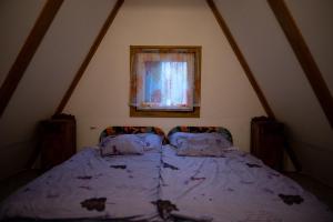 Posteľ alebo postele v izbe v ubytovaní Fenyves út 1