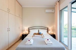 1 dormitorio con 1 cama con 2 toallas en Villa Renata, en Barbati