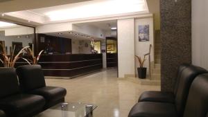 馬德普拉塔的住宿－格蘭摩納哥酒店，大堂设有两把椅子和候机室
