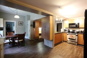eine Küche und ein Esszimmer mit einem Tisch und einem Esszimmer in der Unterkunft The Pines Cottages in Asheville