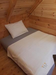 Un pat sau paturi într-o cameră la Vikendice Mijajlović 1