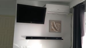 TV a/nebo společenská místnost v ubytování Los Arcos 304, Puerto del Carmen Lanzarote