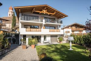 an image of a house with a balcony at oma luisa - schlosserhaus 31 in Tesimo