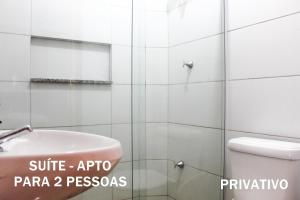 Salle de bains dans l'établissement Disponivel Virada - Estúdios e suítes com piscina, ar, wifi e estacionamento 6X no cartão sem juros