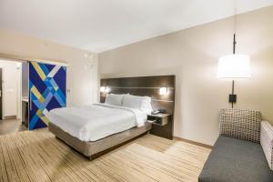 Tempat tidur dalam kamar di Holiday Inn Express & Suites Jacksonville - Town Center, an IHG Hotel