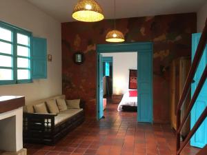 sala de estar con sofá y cama en Quinta Sans-Soucis, en Choachí