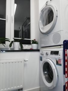 烏斯奇基的住宿－Cisza，厨房配有洗衣机和烘干机以及窗户。
