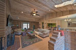 - un grand salon avec un mur en briques dans l'établissement Rustic Ranch Retreat with Yard 16 Mi to Ski Apache!, à Ruidoso