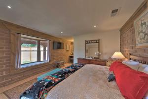 - une chambre avec un grand lit et un mur en briques dans l'établissement Rustic Ranch Retreat with Yard 16 Mi to Ski Apache!, à Ruidoso