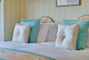 A bed or beds in a room at St Tudno Hotel 