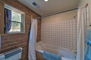 Ένα μπάνιο στο Rustic Ranch Retreat with Yard 16 Mi to Ski Apache! +18 φωτογραφίες