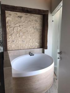 Ένα μπάνιο στο RedHouse Pesina