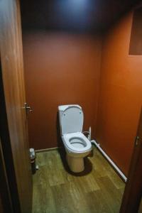 uma casa de banho com um WC branco num quarto em Family FunHouse em Vorontsovskoye